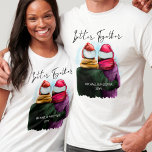 Camiseta Mejor Juntos Parejas Personalizadas Navidades<br><div class="desc">Mejor Juntos,  navidades camisetas personalizados. Esta acuarela presenta un ilustracion de moda de una pareja que lleva sombreros de santa. "Better Together" está escrito a mano en escritura moderna y la plantilla está lista para que agregues tus nombres y el año u otro texto personalizado.</div>