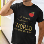 Camiseta Mejor nombre de profesor tipografía de oro cita ma<br><div class="desc">Guión inspirador de tipografía de oro con nombre de profesor personalizado | texto y una manzana roja haciendo un cuidadoso obsequio por tu mejor profesor.</div>