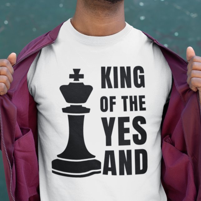 Camiseta MEJORAR EL REY DE Ajedrez DEL SÍ Y (Fun IMPROV shirt design with king chess piece. Wording reads KING OF THE YES AND. Ideal gift for him)