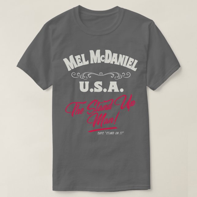 Camiseta Mel McDaniel De Pie En Su Torneo (Diseño del anverso)