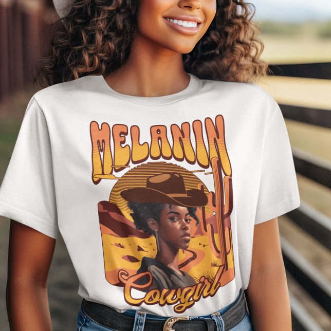 Camiseta MELANIN COWGIRL Chica negro Cowboy occidental (Smiling African American girl in stetson, wearing Melanin Cowgirl T-shirt. Browse the collection.)