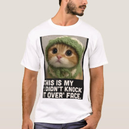 Camiseta Meme de Gatito Adorable – “No lo Derribé” 