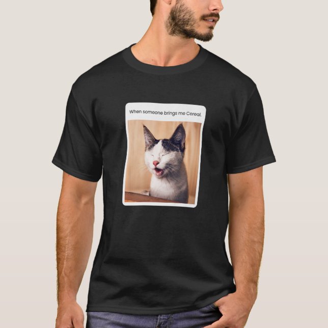 Camiseta Meme de gato cuando alguien me trae el cereal (Anverso)