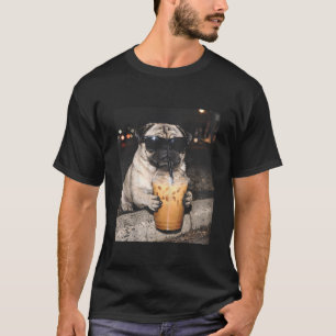 Camiseta Meme de perro divertido pug bebiendo café helado