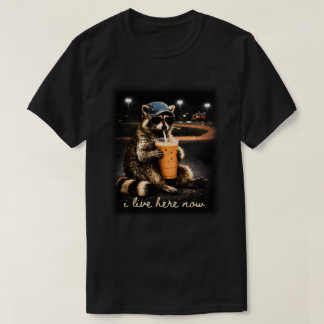 Camiseta Meme divertido de mapache Vivo aquí ahora