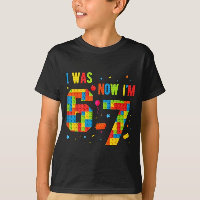 Camiseta Meme Seis Siete Chicos Construyendo Cumpleaños Era (Anverso)
