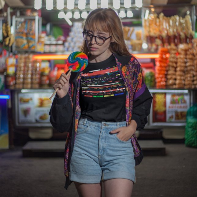 Camiseta Memorabilia 80s 90s Teletexto Glitch Nostalgia (girl with a candy wearing a 1980s vintage teletext ceefax glitch tshirt  in the night)