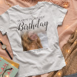 Camiseta Memorial de la foto del cumpleaños del cielo feliz<br><div class="desc">La camiseta conmemorativa conmemorativa 'FELIZ DÍA DE NACIMIENTO' hará el tributo perfecto a tu amante. Presentando el dicho 'feliz cumpleaños celestial' una foto, su nombre y fechas de nacimiento/muerte, sobre un fondo blanco. Los estilos de fuente, el tamaño y el color se pueden cambiar haciendo clic en el vínculo posterior...</div>
