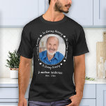 Camiseta Memorial del funeral de memoria amorosa de la foto<br><div class="desc">Honra a tu ser querido con una camiseta conmemorativa de fotos personalizado. Este único recuerdo es el regalo perfecto para que usted, su familia o amigos rindan homenaje a su ser querido. Esperamos que tu camiseta conmemorativa te traiga paz, alegría y recuerdos felices. Cita "En la memoria amorosa". Personalizar con...</div>
