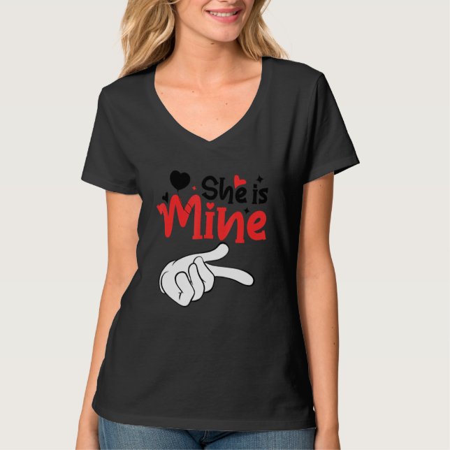 Camiseta Men She is Mine Matching Couples Valentine Day Cos (Anverso)