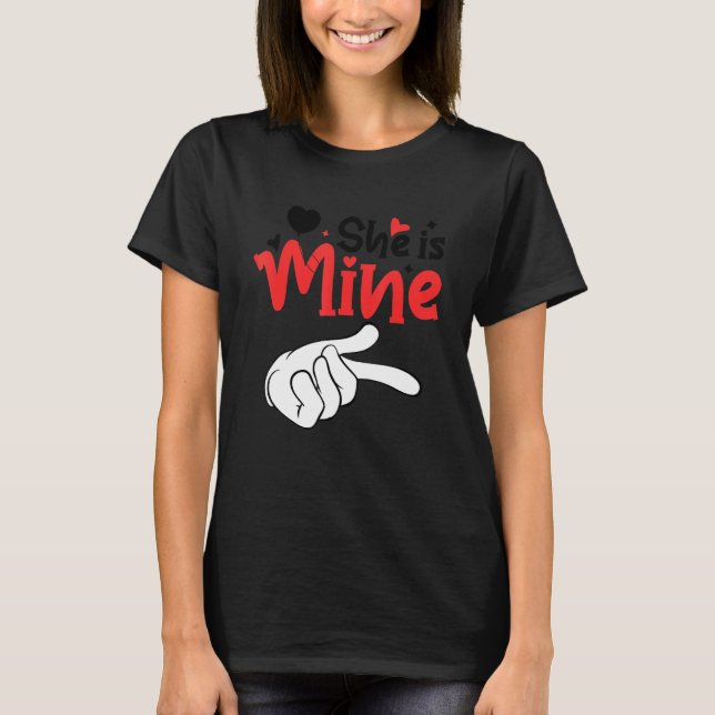 Camiseta Men She is Mine Matching Couples Valentine Day Cos (Anverso)