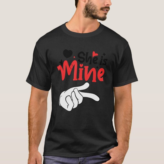 Camiseta Men She is Mine Matching Couples Valentine Day Cos (Anverso)