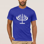 Camiseta Menorah azul<br><div class="desc">Usted amará este diseño judío azul fresco de Jánuca Menorah. ¡Grande para los regalos! ¡Disponible en las camisetas, las cajas elegantes del teléfono, los mousepads, los llaveros, los posters, las tarjetas, las cubiertas electrónicas, el ordenador portátil del ordenador/las mangas, los casquillos, las tazas, y más del cuaderno! ¡Visite nuestro sitio...</div>