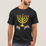 Camiseta Menorah Control de videojuegos Gamer Hanukkah Boys<br><div class="desc">Toma esta graciosa camiseta de los controladores de videojuegos de Menorah como regalo de Hanukkah para tu hijo judío o sobrino! Girar tu dreidel usando este Boys Chanukah pijama Navidades Jew PJs traje hebreo para niños,  niños y niños y tener un Hannukah feliz</div>