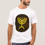 Camiseta Menorah Flame<br><div class="desc">Una representación digital de la menorah judía de siete ramas (hebreo: מְ נ וֹ רָ ). La menorah de siete ramas, utilizada en el santuario portátil establecido por Moisés en el desierto y más tarde en el Templo en Jerusalén, ha sido un símbolo del judaísmo desde la antigüedad y es...</div>