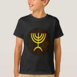 Camiseta Menorah Flame<br><div class="desc">Una representación digital de la menorah judía de siete ramas (hebreo: מְ נ וֹ רָ ‎). La menorah de siete ramas, utilizada en el santuario portátil establecido por Moisés en el desierto y más tarde en el Templo en Jerusalén, ha sido un símbolo del judaísmo desde la antigüedad y es...</div>