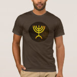 Camiseta Menorah Flame<br><div class="desc">Una representación digital de la menorah judía de siete ramas (hebreo: מְ נ וֹ רָ ‎). La menorah de siete ramas, utilizada en el santuario portátil establecido por Moisés en el desierto y más tarde en el Templo en Jerusalén, ha sido un símbolo del judaísmo desde la antigüedad y es...</div>