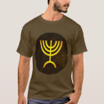 Camiseta Menorah Flame<br><div class="desc">Una representación digital de la menorah judía de siete ramas (hebreo: מְ נ וֹ רָ ‎). La menorah de siete ramas, utilizada en el santuario portátil establecido por Moisés en el desierto y más tarde en el Templo en Jerusalén, ha sido un símbolo del judaísmo desde la antigüedad y es...</div>