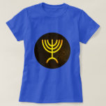 Camiseta Menorah Flame<br><div class="desc">Una representación digital de la menorah judía de siete ramas (hebreo: מְ נ וֹ רָ ‎). La menorah de siete ramas, utilizada en el santuario portátil establecido por Moisés en el desierto y más tarde en el Templo en Jerusalén, ha sido un símbolo del judaísmo desde la antigüedad y es...</div>