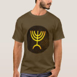 Camiseta Menorah Flame<br><div class="desc">Una representación digital de la menorah judía de siete ramas (hebreo: מְ נ וֹ רָ ‎). La menorah de siete ramas, utilizada en el santuario portátil establecido por Moisés en el desierto y más tarde en el Templo en Jerusalén, ha sido un símbolo del judaísmo desde la antigüedad y es...</div>