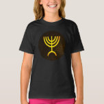 Camiseta Menorah Flame<br><div class="desc">Una representación digital de la menorah judía de siete ramas (hebreo: מְ נ וֹ רָ ‎). La menorah de siete ramas, utilizada en el santuario portátil establecido por Moisés en el desierto y más tarde en el Templo en Jerusalén, ha sido un símbolo del judaísmo desde la antigüedad y es...</div>