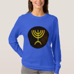 Camiseta Menorah Flame<br><div class="desc">Una representación digital de la menorah judía de siete ramas (hebreo: מְ נ וֹ רָ ‎). La menorah de siete ramas, utilizada en el santuario portátil establecido por Moisés en el desierto y más tarde en el Templo en Jerusalén, ha sido un símbolo del judaísmo desde la antigüedad y es...</div>