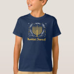 Camiseta Menorah Hanukkah decorativo<br><div class="desc">Celebre el Festival de las Luces con esta decorativa camiseta de un niño de Hanukkah con una menorah de oro rodeada de hojas,  estrellas y remolinos. Añade tu propio mensaje en amarillo brillante debajo. ¡Perfecto para esos ocho días y noches locos! Disponible con productos a juego.</div>