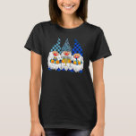 Camiseta Menorah Judía Tres Gnomes Feliz Chanukah Gnome H<br><div class="desc">Menorah Judía Tres Gnomes Feliz Chanukah Gnome Hanukkah 1.</div>