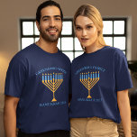 Camiseta Menorah personalizada de reunión familiar de Hanuk<br><div class="desc">Camisetas del personalizado Hanukkah para una reunión familiar judía o fiesta de Chanukah con una sinagoga. Personaliza con tu propio apellido o información de grupo en azul alrededor de la menorah de bonito.</div>