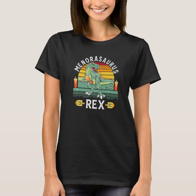 Camiseta Menorasaurus Rex  Dinosaur Rex Hanukkah Menora Pun (Anverso)