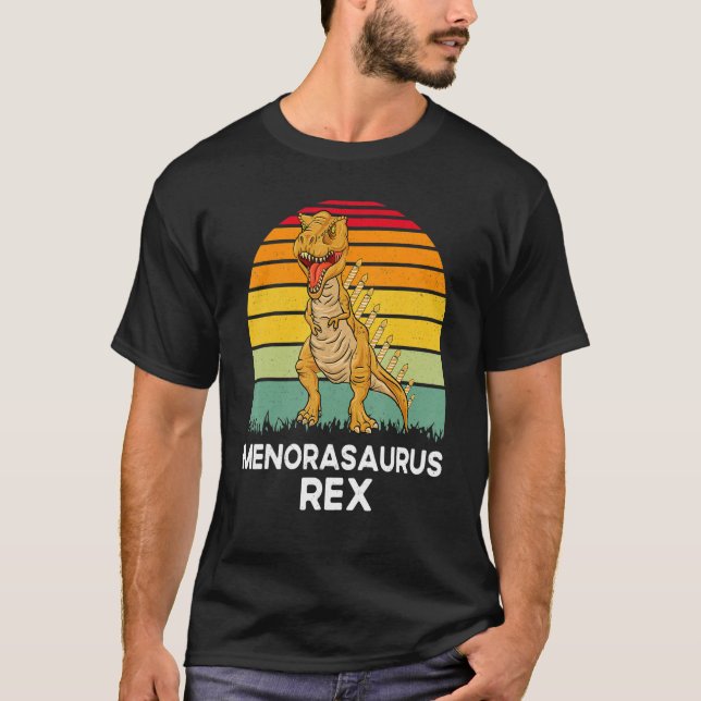 Camiseta Menorasaurus Rex  Dinosaurio Rex Menora de Hanukka (Anverso)