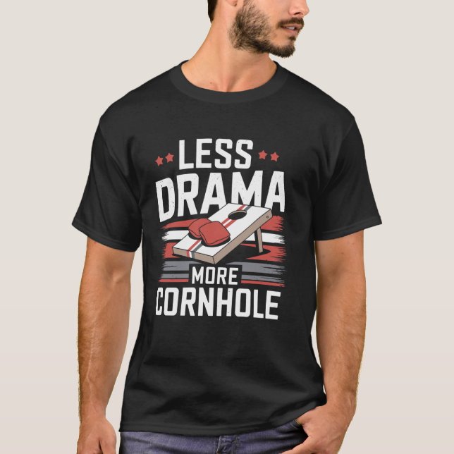 Camiseta Menos Drama Más Cornhole (Anverso)