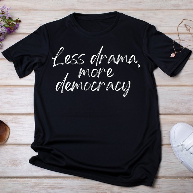 Camiseta Menos dramatismo más democracia (Subido por el creador)