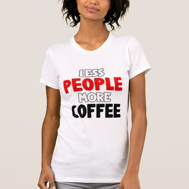 Camiseta Menos personas más café diciendo un café gracioso (Anverso)