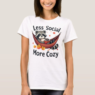 Camiseta Menos social, más acogedor - Raccón en Hamaca
