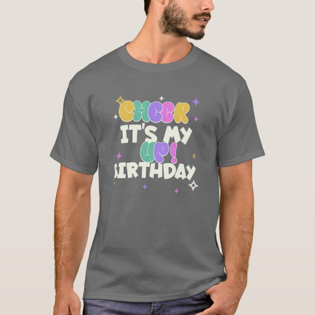 CAMISETA MEN'S BIRTHDAY CHEER UP BASIC T SHIRT  (Anverso)