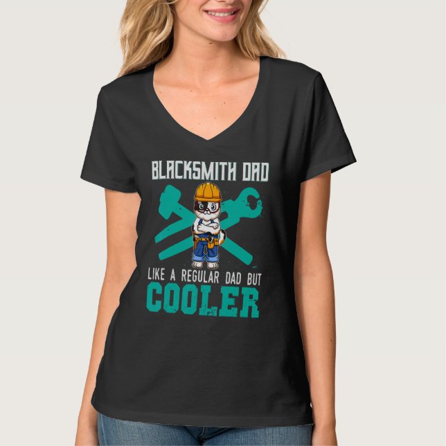 Camiseta Mens Blacksmith Dad Like A Regular Dad But Cooler  (Anverso)