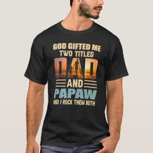 Camiseta Mens Dios Me Encerró Dos Títulos Papá Y Papaw Papa
