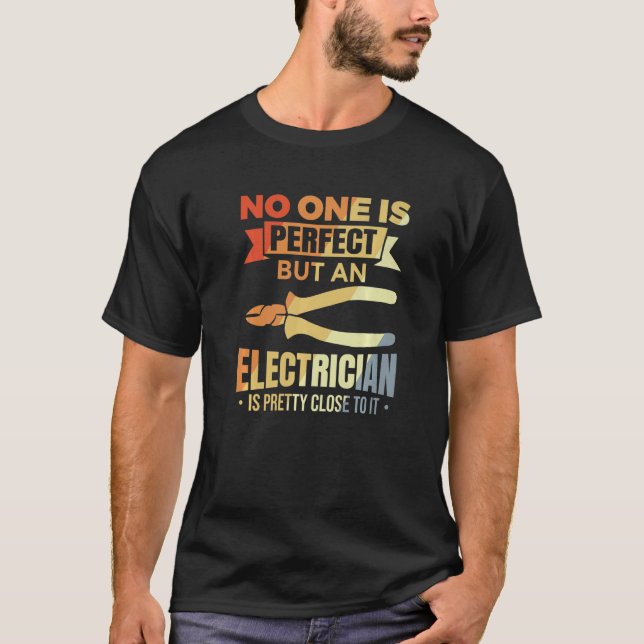 Camiseta Mens  Electronics Technician Joke for Electricians (Anverso)