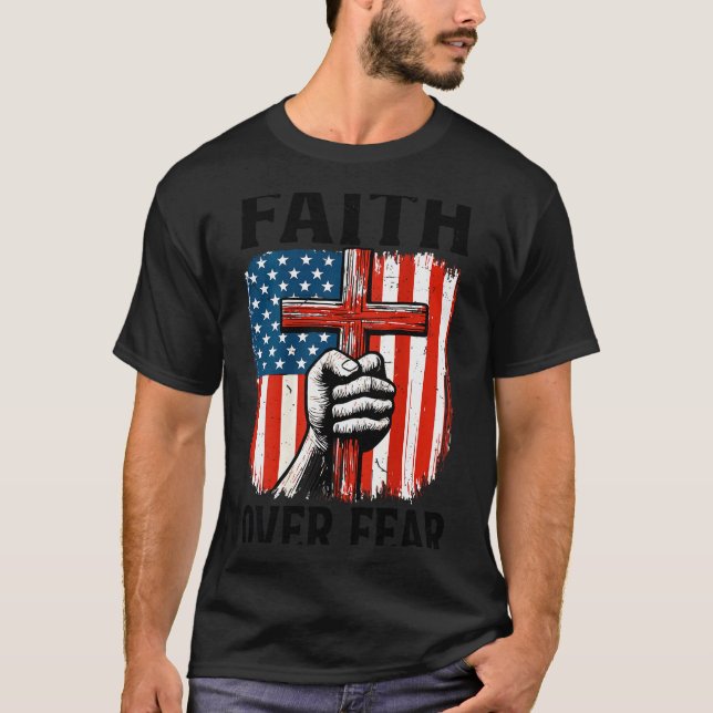 Camiseta Mens Faith Over Fear Christian Patriotic American  (Anverso)