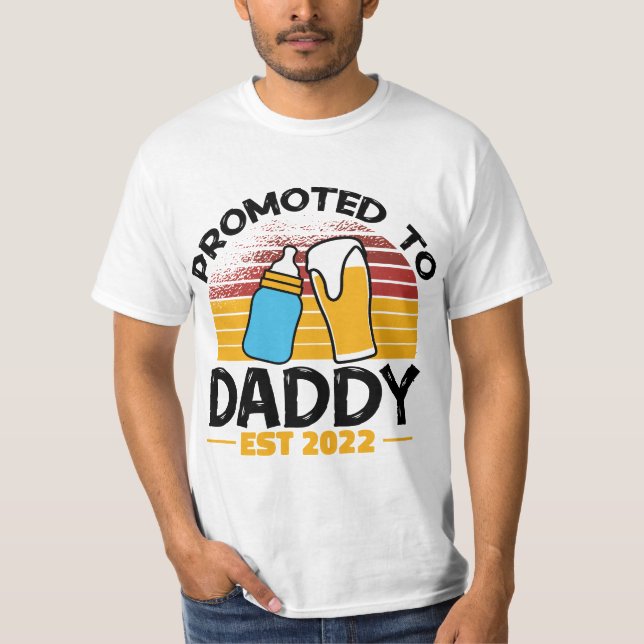 Camiseta Mens First Time Dad Promoted to Daddy 2022  (Anverso)