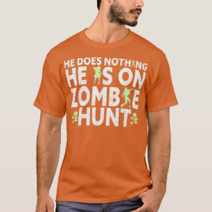 Camiseta Mens He Is On Zombie Hunt  Halloween Apparel Funny