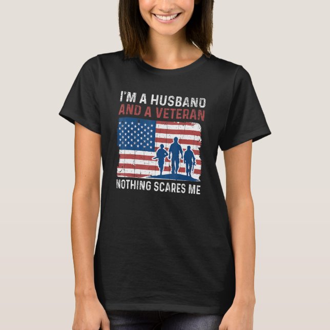 Camiseta Mens Husband Nothing Scares Me American Proud Vete (Anverso)