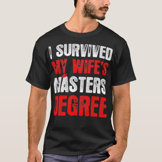 Camiseta Mens I Survived My Wifes Masters Degree Graduation (Anverso)