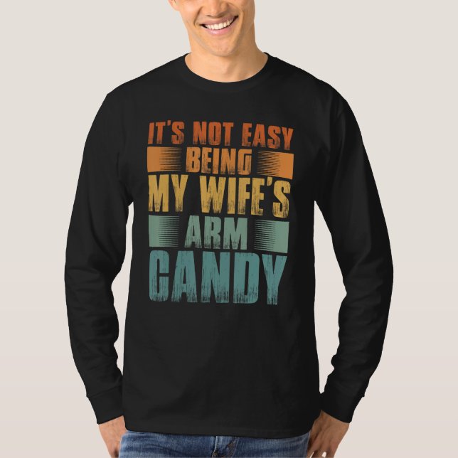 Camiseta Mens It s Not Easy Being My Wifes Arm Candy (Anverso)