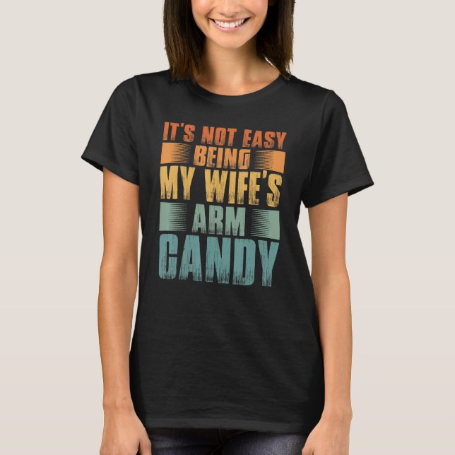 Camiseta Mens It s Not Easy Being My Wifes Arm Candy (Anverso)