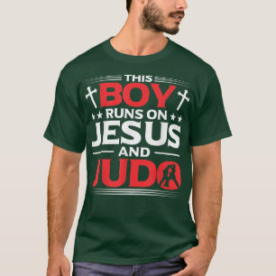 Camiseta Mens Martial Arts Este Niño Corre Sobre Jesús Y Ju