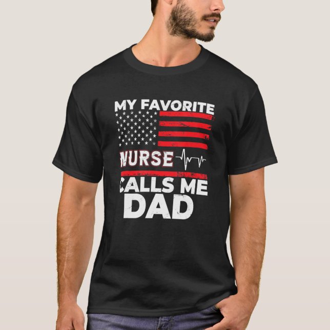 Camiseta Mens Mens My Favorite Nurse Calls Me Dad American  (Anverso)