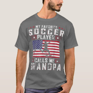 Camiseta Mens Mi jugador favorito de fútbol me llama abuelo
