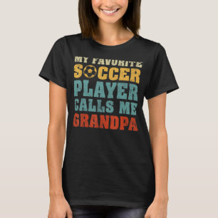 Camiseta Mens Mi jugador favorito de fútbol me llama abuelo